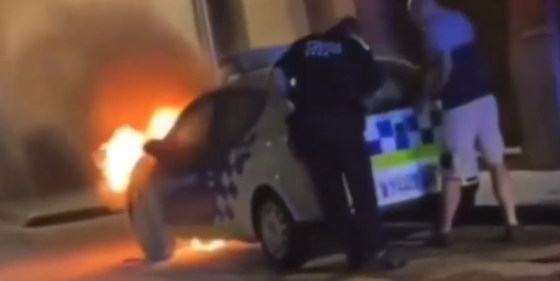 Cotxe de la policia local de Valls cremant